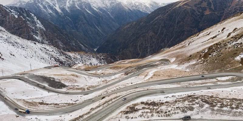 В Нарынской области закрыли перевал Кында до весны В Нарынской области закрыт для проезда перевал Кында на автодороге Ат Баши Кында Торугарт Как сообщили в Минтрансе движение на участке с 65 го по 73 й км ограничено с 6 ноября до 1 апреля 2026 года Причиной закрытия стала высокая лавиноопасность и неблагоприятные погодные условия в зимний период В ведомстве отметили что в ближайшие дни ожидается закрытие перевала Калмак Ашуу Ранее на зимний сезон были закрыты перевалы Кара Буура и Сары Кыр в Джалал Абадской области Подписаться на news24kg Связаться с админом news24kg admin