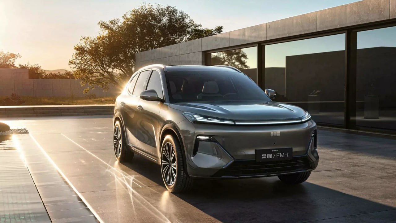 Гибридный кроссовер Geely Galaxy Starship 7 готовится к продажам в России Гибридный кроссовер Geely Galaxy Starship 7 в скором времени появится на отечественном рынке. Компания Geely Motors находится в процессе получения ОТТС на модель. По сути, это гибридная версия электромобиля EX5, созданная на той же платформе. Ожидается, что в России кроссовер будет продаваться под названиями EX5 EM-i или EX5 PHEV. Размеры авто — 4740/1905/1685 мм, колесная база 2755 мм. Силовая установка состоит из двигателя 1.5 л мощностью 112 л.с. и электромотор 218 л.с. Авто оснащается батареей емкостью 8,05 кВтч либо 19,09 кВтч с дальностью хода на электричестве 55 км либо 120 км, а общий запас хода 1430 км. В Китае базовая комплектация Sailing Edition стоит от ¥99 800 ₽1 091 000 , а топовая комплектация Pilot Edition обойдется в ¥132 800 ₽1 463 000 . Это должен быть самый бюджетный гибридный кроссовер в России. Делаем ставки на цену? — менее ₽4 млн — более ₽4 млн В нашем чате Geely Galaxy есть немало владельцев этой модели, которые могут поделиться отзывами об эксплуатации. Прислать новость Чат Geely Galaxy #evНовости