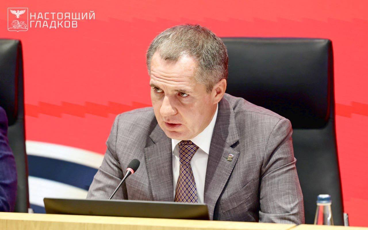 Для первого этапа госпрограммы по восстановлению и развитию Белгородской области потребуется более 30 млрд рублей  Губернатор Белгородской области Вячеслав Гладков озвучил детали масштабной государственной программы по восстановлению и социально-экономическому развитию региона, которая реализуется по поручению президента России с 22 мая 2025 года. Во всех мероприятиях программы задействовано более 560 населенных пунктов, из которых 460 расположены в непосредственной близости от государственной границы.  По словам главы региона, проект программы уже сформирован и включает максимально широкий спектр мер поддержки — от предоставления жилья для пострадавших до модернизации инфраструктуры и стимулирования предпринимательской активности. Для реализации первого этапа программы с 2025 по 2027 годы потребуется более 30 млрд рублей. Общий объем финансирования на весь период до 2030 года предварительно оценивается в 157,4 млрд рублей. Средства пойдут на обеспечение жильем граждан, восстановление разрушенной инфраструктуры, усиление мер безопасности, компенсацию аренды, организацию детского отдыха и поддержку предприятий, пострадавших от обстрелов.  Программа разбита на три ключевых блока: безопасность и антитеррористическая защищенность, восстановление инфраструктуры и социальных прав, социальная поддержка и развитие экономики.  Финансирование будет корректироваться исходя из текущей обстановки на границе.