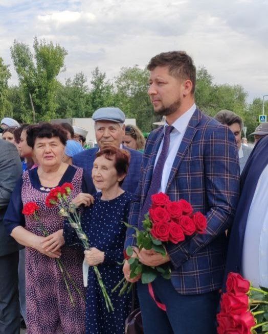 Оренбург Медиа Оренбуржцы почтили память поэта героя Мусы Джалиля Ровно 81 год назад 25 августа 1944 года был казнён поэт Герой Советского Союза Муса Джалиль В Оренбурге сегодня возложили цветы к его памятнику На улице Постникова прошла памятная акция Посетителям прочитали стихи Мусы Джалиля вошедшие в цикл Моабитская тетрадь В событии приняли участие представители правительства Оренбуржья депутаты заксобрания и племянница поэта Елена Абдеева Судьба Мусы Джалиля пример безграничной любви к Родине силы духа и мужества которое не сломили ни тюрьма ни враг В нечеловеческих условиях он написал стихи которые стали оружием вдохновляющим миллионы людей на борьбу с фашизмом Поэт отдал жизнь за свободу и честь своего народа и потому навсегда остался в нашей истории как символ подробнее на канале Оренбург Медиа
