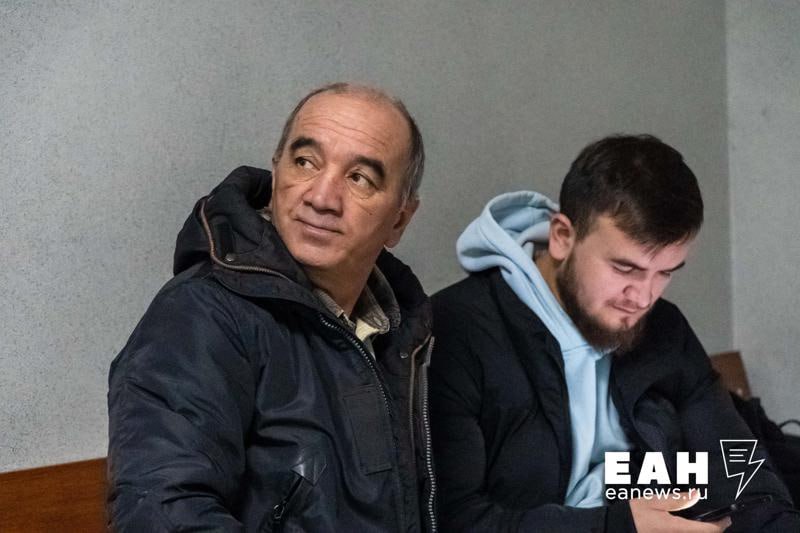 Отец убитого в Екатеринбурге Далера Бобиева запросил 10 млн рублей с опекунши Наумовой Эта сумма значится в гражданском иске, который подал биологический отец Дамира Худжановиддин Бобиев, пишет КП-Екатеринбург. Отец убитого Далера Бобиева заявил к опекунше Вероники Наумовой гражданский иск в размере 10 млн рублей. Ранее муж Вероники Наумовой отказался выплачивать Бобиеву 5 млн рублей по гражданскому иску в качестве компенсации морального вреда. Александр Наумов объяснил это тем, что именно по вине родителя ребенок оказался в тяжелой ситуации.