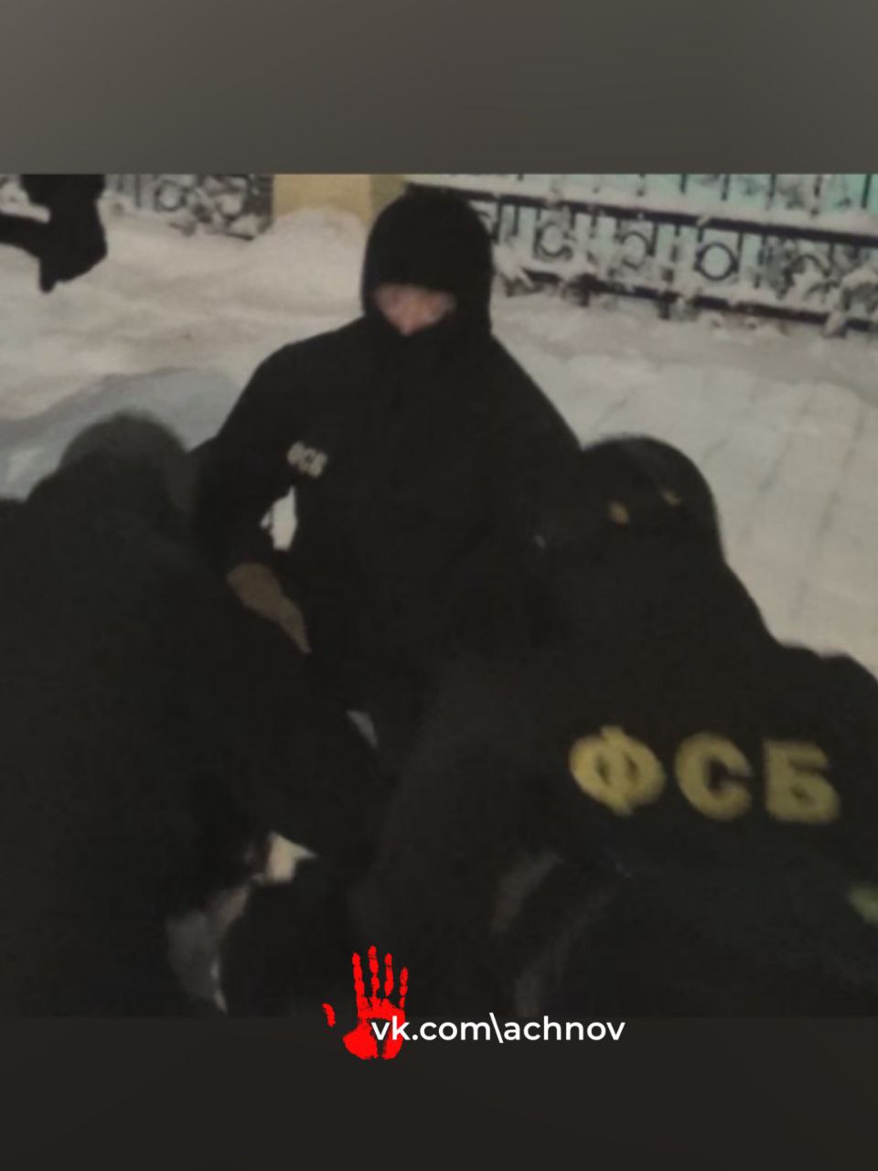  В Челябинской области пресечена попытка государственной измены. Преступник отправился под суд Сотрудники УФСБ России по Челябинской области раскрыли серьезное преступление: местный житель был признан виновным в государственной измене и планировании террористического акта. Центральный окружной военный суд в Екатеринбурге вынес приговор, согласно которому мужчина получил 20 лет тюремного заключения, из которых первые пять он проведет в тюрьме, а остальные – в колонии строгого режима. В ходе расследования выяснилось, что обвиняемый, будучи сторонником украинской националистической организации, собирался совершить терракт на одном из административных объектов в Челябинске. Сотрудники УФСБ в ноябре 2023 года провели комплекс оперативно-разыскных мероприятий. Мужчина принял присягу террористической организации «Легион Свобода России» по указанию представителя иностранного государства. Он также проводил рекогносцировку зданий федеральных органов власти в сфере обороны. Теперь дело передано в суд.