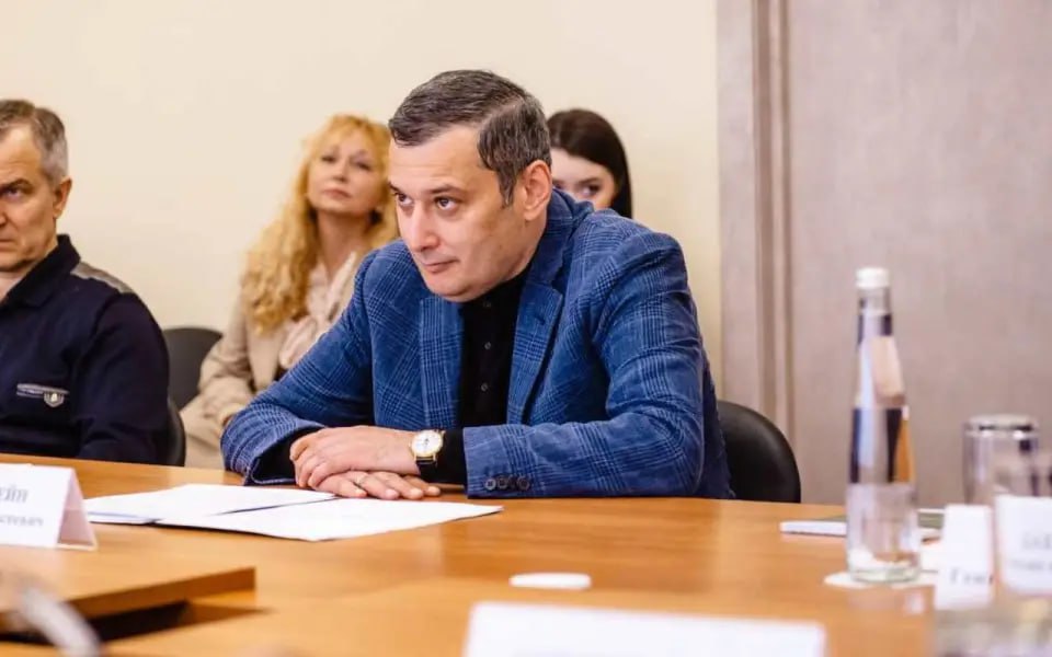 Хинштейн раскритиковал замгубернатора Базарова за низкие темпы выдачи жилищных сертификатов Врио губернатора Курской области Александр Хинштейн на заседании облправительства выразил недовольство низкими темпами выдачи жилищных сертификатов жителям приграничных районов. Он назвал данную работу неудовлетворительной и поручил ускорить ее. Поводом для критики стал доклад врио заместителя губернатора Владимира Базарова, который сообщил, что за неделю было выдано всего 33 сертификата. Всего с начала программы выдано 9 264 сертификата на сумму почти 56,5 млрд рублей. Базаров объяснил низкие темпы тем, что изначально заявки формировались без полного пакета документов, и теперь многие заявители не могут предоставить необходимые бумаги. В результате приходится заменять одних людей в списках на других, что тормозит процесс. «Цифры вызывают недоумение и непонимание. Не хочу останавливаться на причинах, но совершенно очевидно, что мы не имеем права в таком формате и режиме работать», - сказал Хинштейн. Он добавил, что люди не должны становиться заложниками бюрократических проволочек и поручил активизировать работу по выдаче сертификатов, отметив наличие необходимых средств в федеральном бюджете.