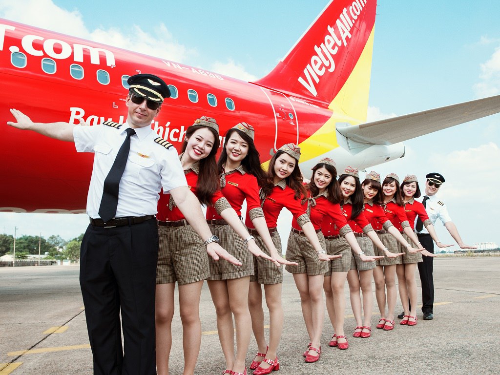 В Qazaq Air нам подтвердили, что авиакомпания сменит название на Vietjet Qazaqstan. Это связано с продажей перевозчика вьетнамской группе SOVICO, которой принадлежит Vietjet. Сделка была заключена в конце 2024 года, инвестор обязался поставить 20 новых самолётов и погасить долг Qazaq Air.