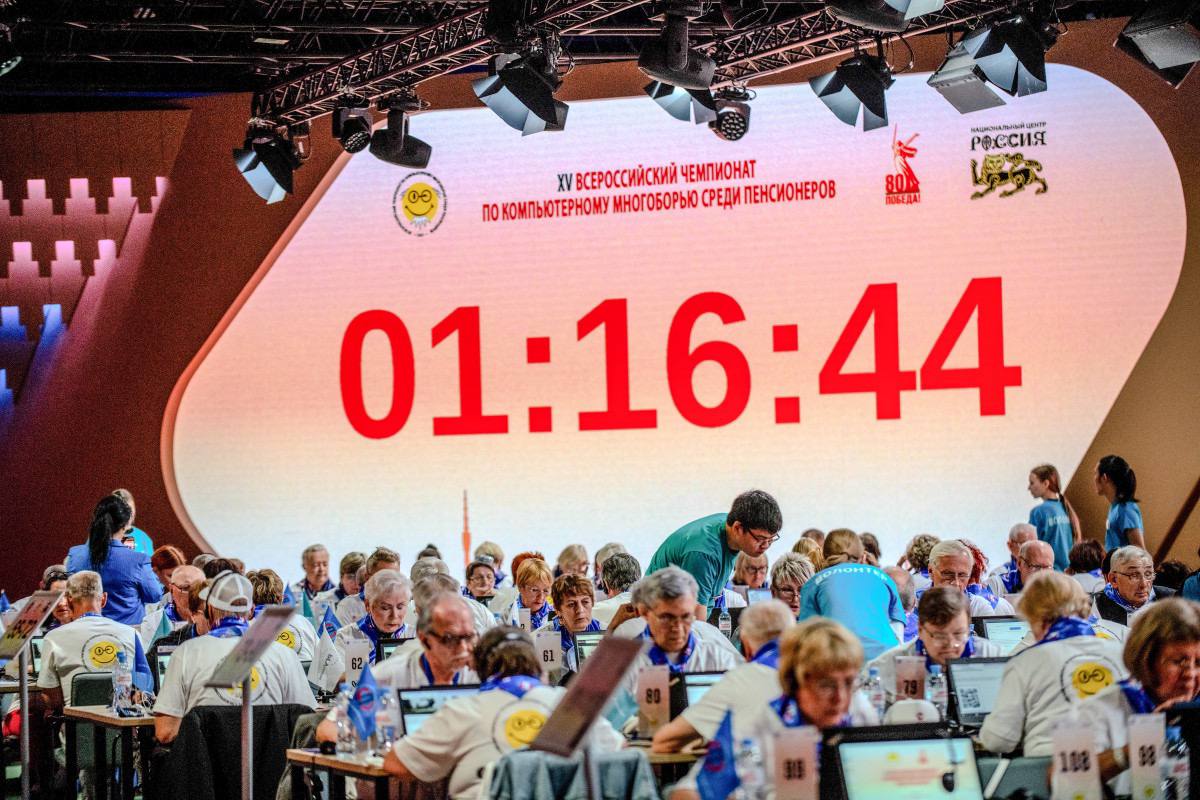 На Всероссийском чемпионате по компьютерному многоборью среди пенсионеров сборная НАО заняла 3 место Мероприятие состоялось в Национальном центре «Россия». Ненецкий автономный округ представили победители регионального этапа чемпионата — Людмила Прилуцкая и Игорь Шевелев. — Наши участники объединены главным качеством — они могут учиться, они умеют учиться, они любят учиться. Именно это качество помогает им преодолеть самих себя. Здоровая продолжительная жизнь, поставленная в приоритет нашими национальными проектами, базируется на трёх китах: интеллекте, активной физической деятельности и занятиях для души. Наши участники, наши финалисты — пример преодоления. Достойный пример, — сказал, приветствуя участников чемпионата, Валерий Рязанский, председатель Союза пенсионеров России. Разнообразие заданий финала позволило проверить широкий спектр навыков и умений, которые участники должны были продемонстрировать в сжатое время. Задания для финальных испытаний были придуманы студентами РГУ СоцТех и призваны проверить практически ориентированные навыки по работе в цифровом мире. По итогам состязаний, участники чемпионата из НАО заняли 3 место в общекомандном первенстве и показали высокие личные результаты. Игорь Павлович Шевелёв стал победителем в абсолютном первенстве среди мужчин, а также одержал победу в номинации «80 лет Победы в Великой Отечественной войне», Людмила Александровна Прилуцкая заняла 2 место среди женщин в номинации «80 лет Победы в Великой Отечественной войне». — Всероссийский чемпионат по компьютерному многоборью среди пенсионеров — событие, которое ежегодно доказывает: возраст не помеха для освоения новых технологий и ярких побед. В этом году участники из Ненецкого автономного округа впервые заняли высокие места в престижном соревновании, продемонстрировав не только отличную цифровую грамотность, но и командный дух, настойчивость и желание учиться новому. Поздравляем наших земляков с заслуженной победой! Они доказали, что упорство, командная работа, любовь к знаниям и уважение к нашей истории всегда приводят к достойному результату, — отметила председатель регионального отделения общероссийской общественной организации «Союз пенсионеров России» в НАО Татьяна Бадьян. Подробнее по ссылке. Фото: Национальный центр «Россия», РО ООО «Союз пенсионеров России» в НАО