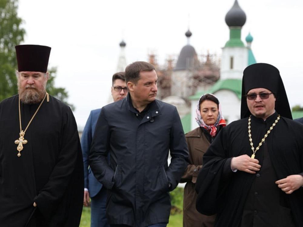 Александр Цыбульский посетил Свято-Троицкий Антониево-Сийский монастырь Глава региона посетил богослужение и обсудил с митрополитом Архангельским и Холмогорским Корнилием перспективы дальнейшего восстановления храма. Нижний ярус колокольни и Сретенская церковь уже приведены в порядок. Сейчас реставрационные работы в рамках государственной программы «Развитие культуры» ведутся в Троицком соборе. Здесь приводят в порядок кровлю и перекрытия, ремонтируют водосточную систему, ведется кладка барабанов, а также внутренние работы по замене полов, карнизов и заполнению дверных проемов. Работы должны завершиться в 2026 году. Восстановления требует и объект «Благовещенская церковь с трапезной», для этого необходимо разработать научно-проектную документацию. Во время посещения Антониево-Сийского монастыря Александр Цыбульский обсудил с митрополитом Архангельским и Холмогорским Корнилием возможность подачи заявки для участия в программе «Развитие культуры» на разработку необходимой документации.