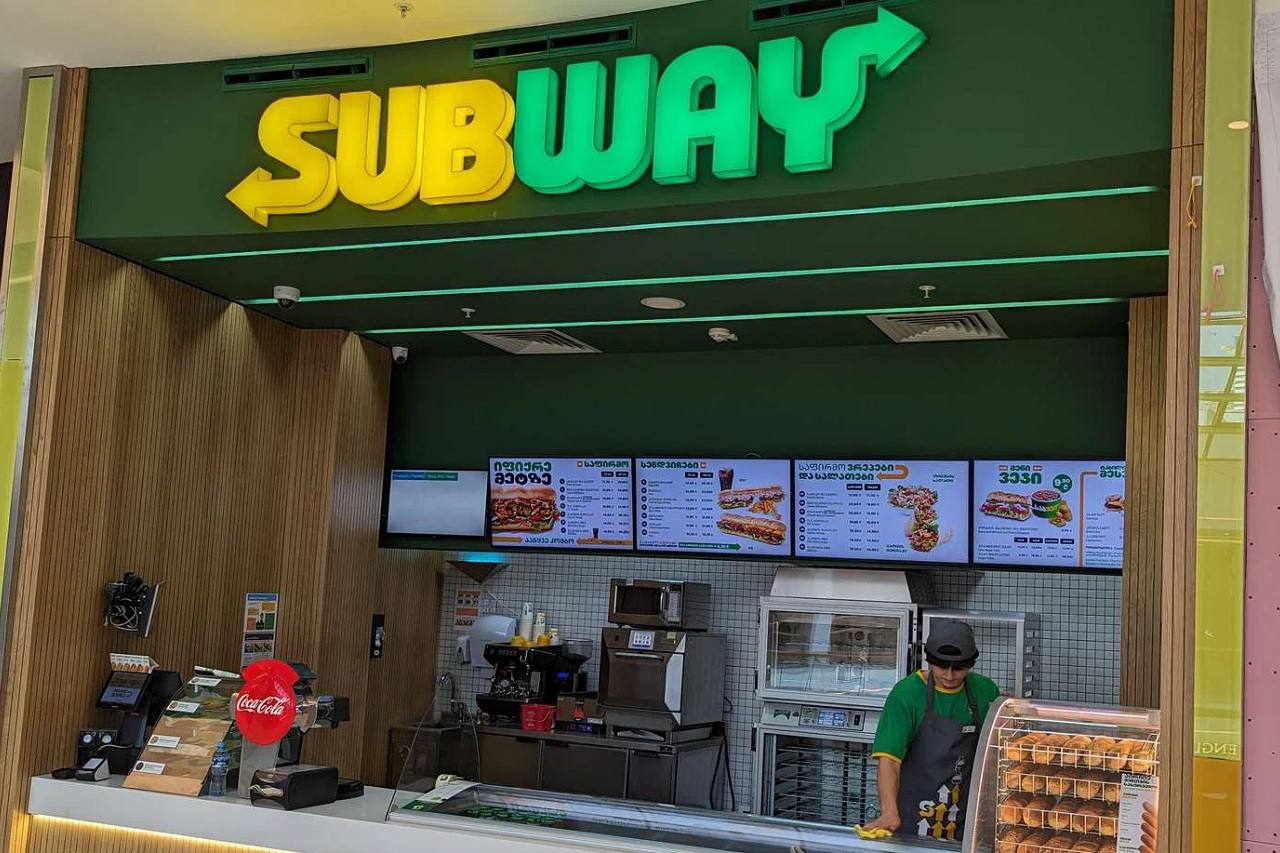 Сеть ресторанов Subway сменила название в РФ на Subjoy, ребрендинг затронет 140 точек по всей России.