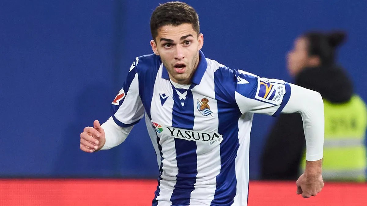 В Реале Сосьедад довольны последними матчами Захаряна Арсен готовится к баскскому дерби в субботу В клубе все довольны последними матчами Арсена и тем что он наконец то смог забить после долгого периода травм Все надеются что Захарян продолжит прогрессировать и получит больше качественных минут на поле Арсен как и все доволен этой победой и готов к баскскому дерби в субботу сказал пресс атташе Реала Сосьедад Йон Андер Мундуате в комментарии для Sport24