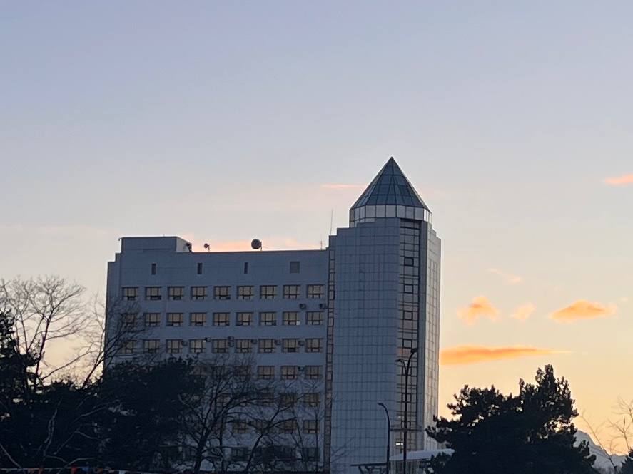 В Кабардино Балкарии оштрафован бывший начальник Черекских районных электросетей В ходе реализации оперативно розыскных мероприятий сотрудниками УФСБ России по КБР во взаимодействии с МВД по КБР пресечена противоправная деятельность начальника Черекских районных электрических сетей филиала ПАО Россети Северный Кавказ Каббалэнерго Он причастен к злоупотреблению должностными полномочиями при организации учета потребленной электроэнергии одним из тепличных комплексов расположенных в Черекском районе Подробнее здесь