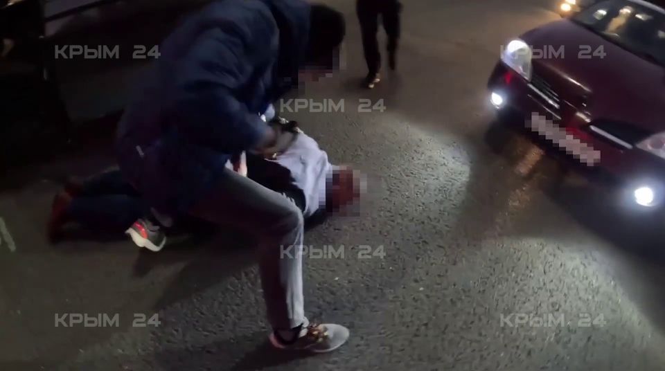 В Ялте задержан чиновник получивший 300 тысяч рублей за решение вопроса с участком Понедельник 15 декабря Крым 24 Сотрудники ФСБ задержали руководителя отдела закупок администрации Ялты который получил от горожанина 300 тысяч рублей якобы для решения вопроса с переоформлением земельного участка Об этом сообщили в пресс службе УФСБ России по Крыму и Севастополю Уточняется что чиновник потребовал крупную сумму денег от местного жителя за обещание помочь оформить право собственности на муниципальный земельный участок За свои услуги чиновник потребовал более 300 тысяч рублей которые якобы должен был передать должностным лицам уполномоченным для решения указанного вопроса сказано в сообщении ведомства Во время получения денег чиновник был задержан сотрудниками ФСБ с поличным Сам за Подробнее