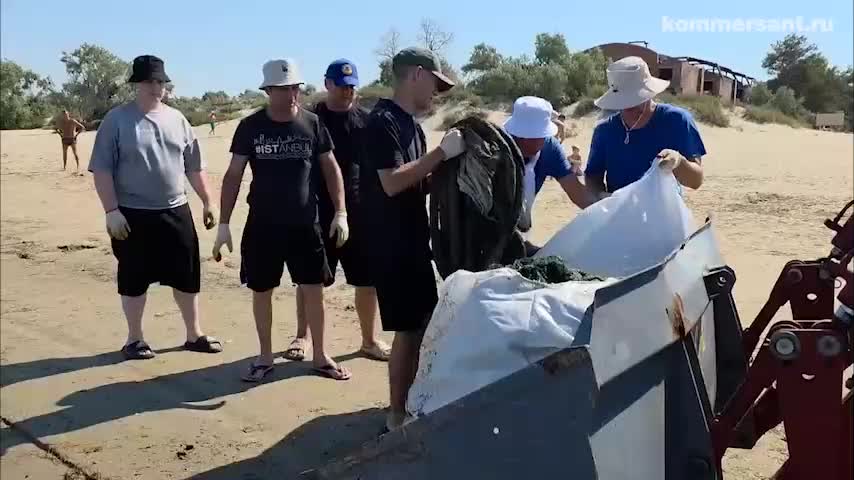 В Анапе зафиксированы незначительные выбросы мазута на пляже в Джемете