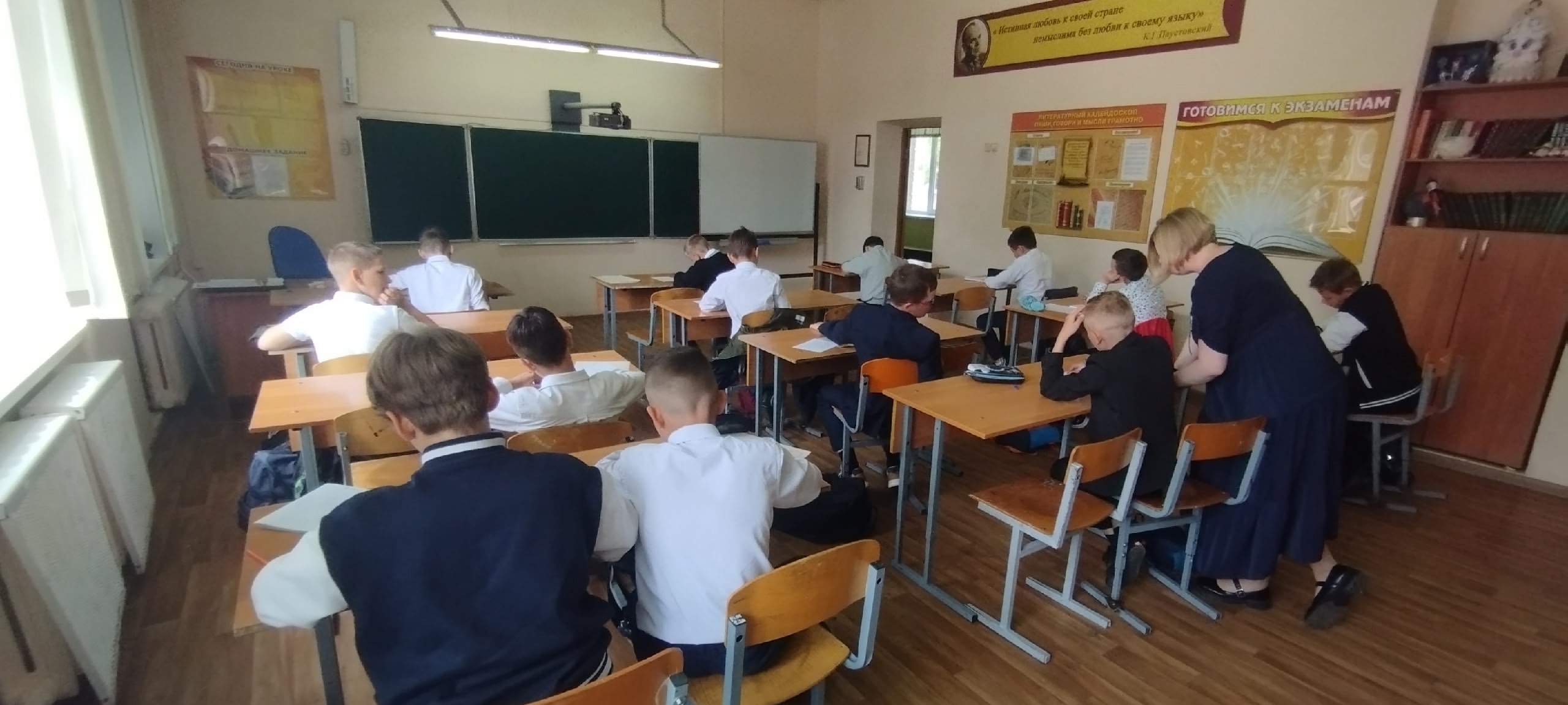 Сегодня поступающие в Костромской кадетский корпус проходили вступительные испытания. Это ключевой этап отбора, определяющий, кто сможет стать частью престижного учебного заведения. Результаты этих испытаний формируют будущее поколение защитников Отечества. Поступление – это не только шанс на блестящее образование, но и ответственность, требующая самоотдачи и преданности. Вступительные испытания включали в себя проверку знаний по основным предметам, таким как математика, русский язык, а также оценку физической подготовки и психологической устойчивости. Кандидаты демонстрировали свои навыки в беге, подтягиваниях и других нормативах. Зачисление в кадетский корпус открывает перед юношами двери в мир знаний, дисциплины и патриотизма. Это первый шаг на пути к офицерским погонам и защите интересов страны. Впереди их ждет насыщенная учебная программа, участие в военно-патриотических мероприятиях и подготовка к будущей службе.