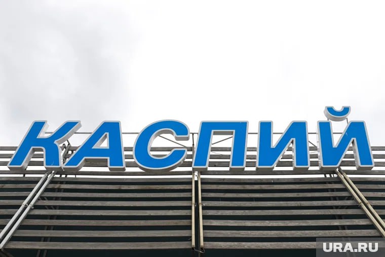 Что построят на месте снесенного кафе Каспий на берегу Шарташа А ничего В мэрии рассказали 66 RU что участок находится в водоохранной зоне поэтому строить там в принципе нельзя Кроме того землю исключили из схемы размещения нестационарных торговых объектов уточнил глава департамента потребительского рынка и услуг Максим Чаплыгин в разговоре с нашим журналистом Если на земле что то появится это снова снесут Легендарное кафе Каспий демонтировали в понедельник В нулевые оно принадлежало людям близким к вору в законе Тимуру Свердловскому Директора заведения Акифа Сафарова в этом году задержали в рамках громкого уголовного дела против главы азербайджанской диаспоры Шахина Шыхлински Сафарова и его братьев обвиняют в убийствах Само кафе регулярно сносят с 2016 года Но каждый раз его восстанавливали Фото Размик Закарян URA RU   Подписывайся на 66 RU Новости из Екатеринбура