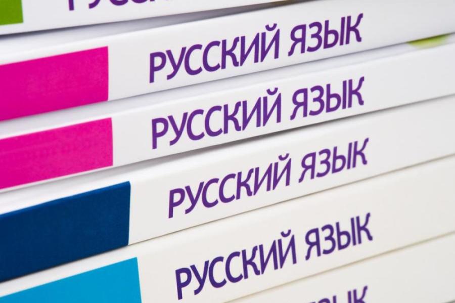 В Литве обсуждают отказ от русского как второго иностранного в школах  Представитель правящей Социал-демократической партии, член комитета Сейма по образованию и науке Дарюс Якавичюс заявил, что поднимет этот вопрос.  По его словам, необходимо "воспользоваться сложившейся геополитической ситуацией" и заменить русский язык как второй иностранный в школах на другой язык ЕС.  Депутат предлагает отказаться от русского уже с 1 сентября 2026 года.   В свою очередь, вице-министр образования Йонас Петкявичюс заявил, что сначала надо подумать, где взять преподавателей других иностранных языков – сейчас их в Литве не хватает.   По данным Минобразования, русский язык как второй иностранный в 6 классе выбирали: в 2021—2022 учебном году — 76,4% учеников, в 2022—2023-м — 68,4%, в 2023—2024-м — 54%, в 2024—2025-м — 43,5%.    #Мировая_кухня