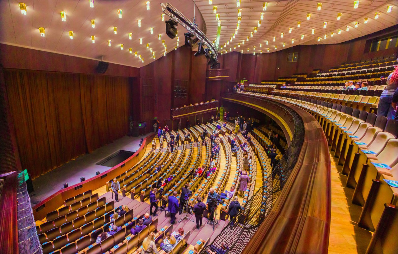 Владимир Путин наградил артиста драмтеатра Челябинска Президент Владимир Путин удостоил госнаград трех жителей Южного Урала Среди них артист драмтеатра Челябинска и двое работников железнодорожной отрасли Соответствующий указ о награждении опубликован на портале правовой информации За вклад в развитие отечественной культуры глава государства наградил медалью За труды в культуре и искусстве артиста Челябинского театра драмы имени Наума Орлова Николая Осминова Начальник станционного технологического центра обработки поездной информации и перевозочных документов станции Карталы I Татьяна Алешина а также советник гендиректора Уральской вагоноремонтной компании Виктор Боднар стали заслуженными работниками транспорта РФ Почетное звание они получили за достижения в этой сфере и многолетнюю добросовестную работу Подписаться на vecherchel Голосовать за канал