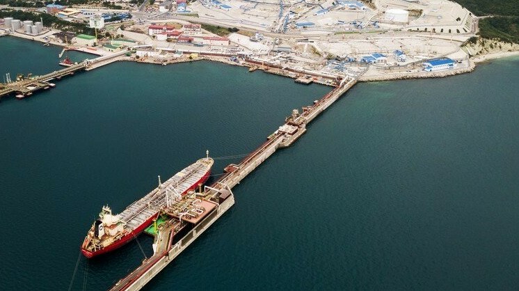 КТК завершает ремонт ВПУ 3 отгрузка нефти возобновится до 13 декабря Ремонт третьего причала КТК завершат к 13 декабря до этого казахстанскую нефть поставляют по альтернативным маршрутам передает ArbatMedia На выносном причальном устройстве 3 морского терминала Каспийского трубопроводного консорциума в Южной Озереевке продолжаются технические работы Сейчас специалисты КТК совместно с подрядчиками проводят замену шлангов необходимых для восстановления полноценной работы причала По информации PetroCouncil завершение ремонта ожидается в период с 11 по 13 декабря После ввода ВПУ 3 в эксплуатацию отгрузка нефти будет вестись с использованием двух действующих причалов терминала Пока третий причал находится в ремонте транспортировка казахстанской нефти осуществляется через другие направления В их числе маршрут Баку Тбилиси Джейхан поставки через порт Усть Луга а также направление Атасу Алашанькоу Прислать новость