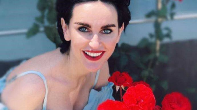 Посол Украины в Болгарии Олеся Илащук подтвердила что ее сын был задержан по подозрению в убийстве 21 летнего сына вице мэра Харькова в Вене В комментарии украинским СМИ Илащук попросила не политизировать задержание ее сына Оценка ситуации связанной с задержанием моего сына должна основываться исключительно на официальных данных и решениях суда а не на предположениях или эмоциональных комментариях добавила Илащук Также она заявила что считает некорректным увязывать процессуальный статус ее сына с ее дипломатической службой или прибегать к политическим интерпретациям этой ситуации В декларациях Илащук Богдан Рынжук указан как сын Однако по данным СМИ она является его мачехой Как мы уже писали отцом Богдана Рынжука является известный черновицкий предприниматель Иван Рынжук Напомним Олеся Илащук была назначена на должность посла в 2022 году без соответствующего образования и опыта являясь специалистом по драгоценностям и сексологии Сайт Страна X Twitter Прислать новость фото видео Реклама на канале Помощь