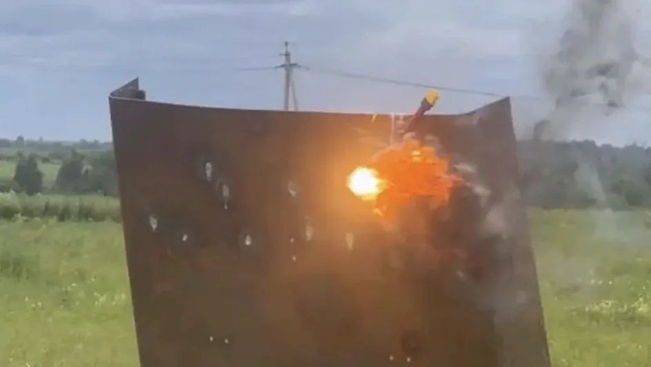 Российская лазерная пушка «Посох» стала мощнее В России прошли успешные испытания отечественной лазерной установки. Обновленный лучемет стал быстрее и мощнее. В рамках эксперимента «Посоху» удалось прожечь крыло дрона за 0,1 секунды и стальной лист толщиной 10 мм на дистанции 50 метров. Представители проекта заявили, что обновленный «Посох» стал в 15 раз быстрее его предыдущих версий. Конечная цель проекта — сделать такую пушку, которая бы поражала вражеские дроны, пролетающие на дистанции до 1,5 км. Уже сейчас «Посох» способен сжигать двигатели беспилотников за 0,2 секунды на дистанции до 500 метров.