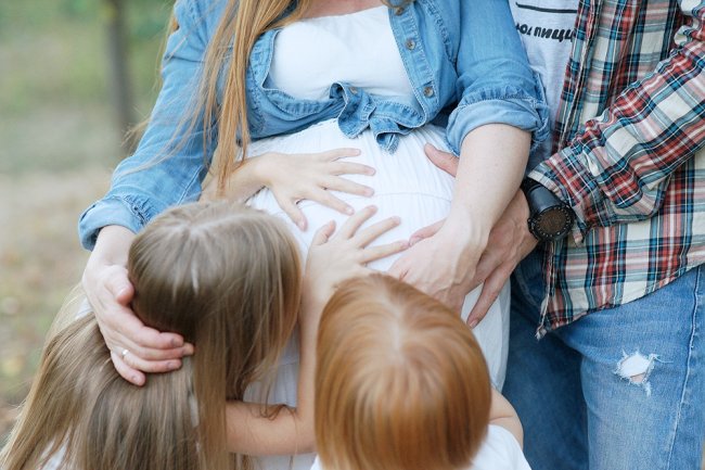 Семьи с тремя и более детьми сохранят бесплатно доставшиеся им земельные участки даже если окажутся в долгах Не заберут у таких должников и единственный автомобиль Правительственный законопроект об этом Госдума приняла в первом чтении Исключение составит земля оформленная в ипотеку в таких случаях забрать участок в счет долгов смогут Реализация запретов позволит сохранить необходимые материальные условия жизни и повысить уровень социально правовой поддержки многодетных россиян говорится в пояснительной записке Фото iStock Подписаться на Российскую газету в Читать нас в MAX