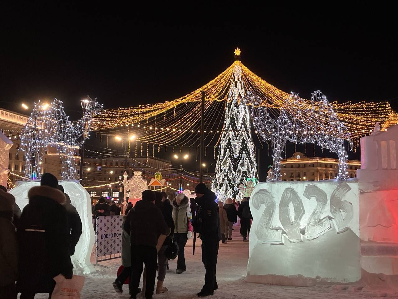 На площади Революции открывается ледовый городок посвященный предстоящему юбилею 290 летию города Челябинска Тематику выбирали жители города делится мэр Алексей Лошкин Жители голосовали на платформе обратной связи И соответственно опираясь на их мнение мы уже выбирали идею которая была сегодня реализована во всех ледовых конструкциях которые мы видим на нашем городке поделился мэр Подписаться на vecherchel   Голосовать за канал
