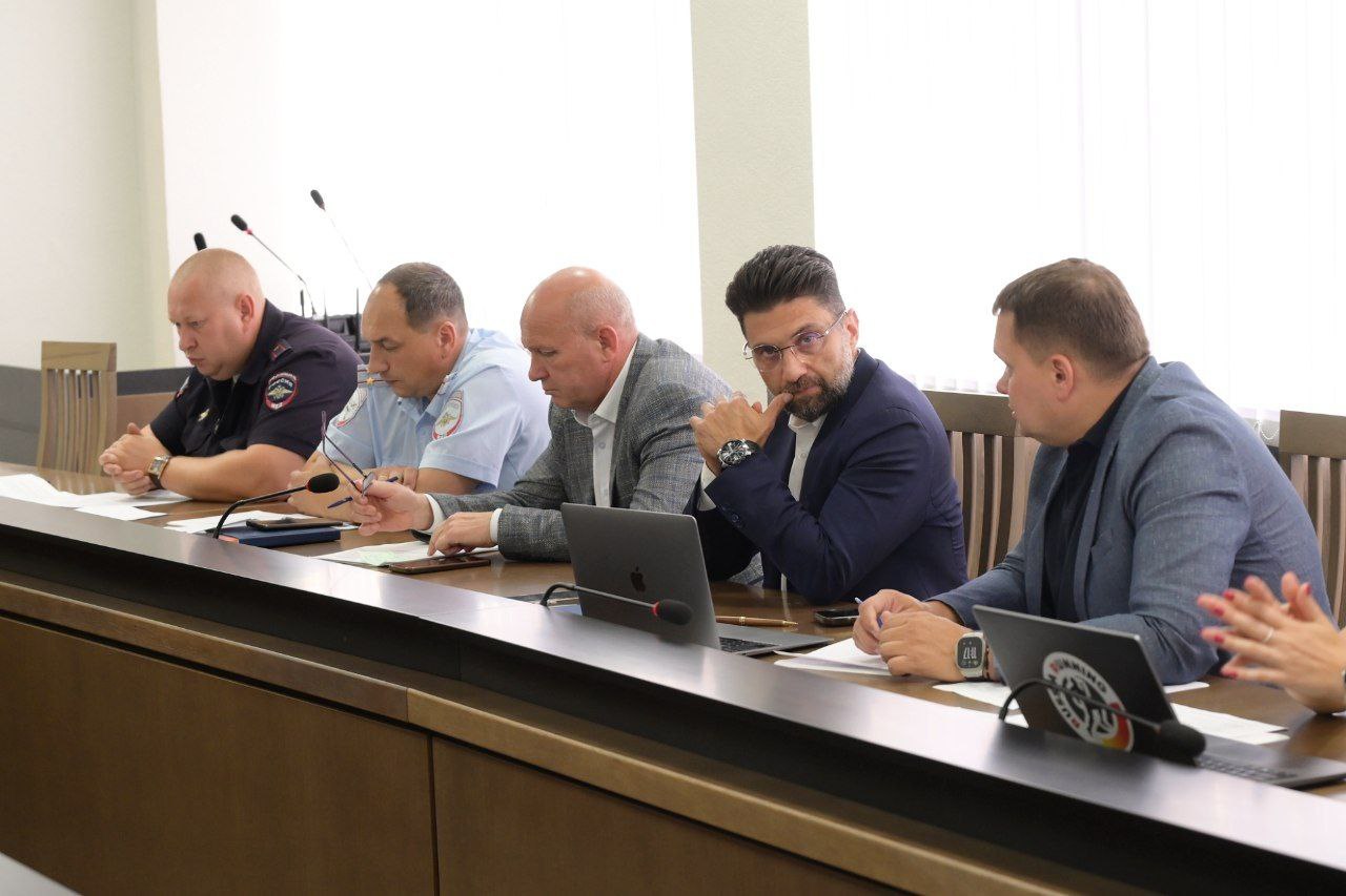 В администрации Сергиево-Посадского городского округа прошло заседание организаторов экомарафона «Реки бегут», который пройдёт в нашем округе 5 сентября  Заместитель главы городского округа Ольга Дударева уточнила у кураторов разных направлений готовность к забегу: это и составление итоговой заявки участников, и вывоз мусора, и план перекрытия городских улиц.  5 сентября любителей спорта и экологии ждёт насыщенная программа: помимо четырёх дистанций – полумарафонской, 1, 5 и 10 километров, планируются мастер-классы, лекции, дегустации и концерт. Интеллектуальное наполнение обеспечит круглый стол, в котором примут участие федеральные эксперты, в том числе на правительственном уровне.  Мероприятие проходит при поддержке Фонда развития Сергиева Посада и призвано актуализировать проблему экологического состояния водных ресурсов в городском округе.  Сергиевопосадские экомарафонцы могут зарегистрироваться для участия 18 августа – для того, чтобы поучаствовать в забеге, необходимо будет перейти по ссылке, которая появится в телеграм-канале Фонда. Участие в акции бесплатное.