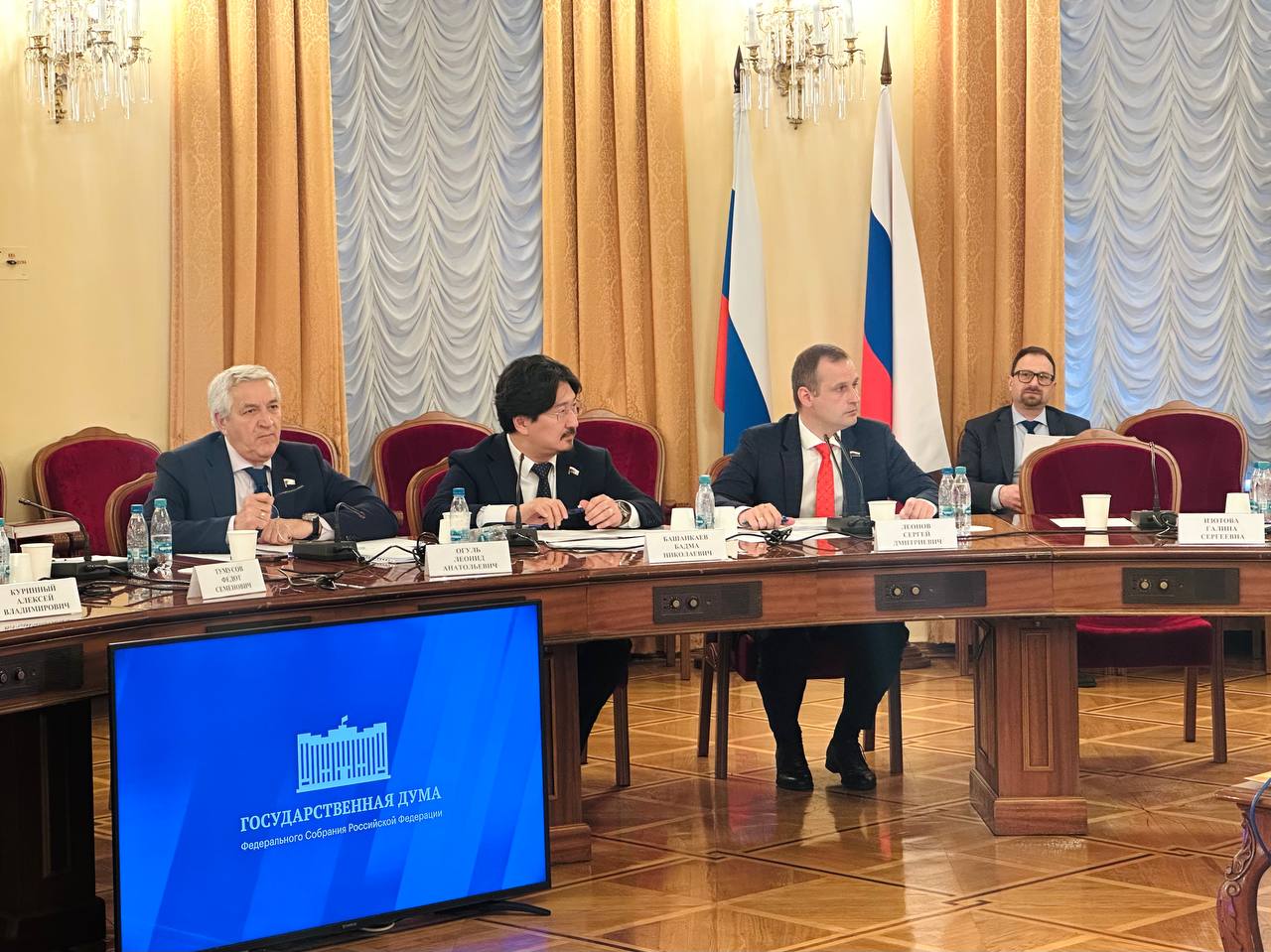 Комитет по охране здоровья одобрил отчет об исполнение бюджета Фонда обязательного медицинского страхования за 2024 год Сегодня в ходе заседания члены Комитета по охране здоровья поддержали проект Федерального закона об исполнении бюджета Федерального фонда обязательного медицинского страхования ФОМС за 2024 год. Согласно документу, фактическое исполнение бюджета Фонда за 2024 год составило по доходам 3 трлн 870,4 млрд рублей 103,5% , по расходам – 3 трлн 889,4 млрд рублей 100,1% . Дефицит бюджета Фонда составил 19 млрд рублей при утвержденном Федеральным законом дефиците на 2024 год в размере 147,1 млрд рублей, что привело к увеличению остатка средств на счете Фонда. Средства ОМС позволили в 2024 году: увеличить профилактические мероприятия на 15 млн посещений в целом профилактические мероприятия составили 97,8 млн посещений ; увеличить на 45% объемы медицинской помощи по диспансерному наблюдению за гражданами с хроническими заболеваниями; обеспечить 774,9 законченных случаев высокотехнологичной медицинской помощи, что на 49,4 тысяч случаев больше, чем в 2023 году. Комитет отметил, что в целом расходование средств бюджета Фонда в 2024 году соответствовало целям, установленным Федеральным законом. #КомитетПоОхранеЗдоровья #ГосударственнаяДума #Заседаниекомитета #ФОМС