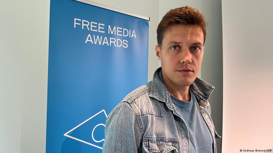 Гражданства РФ лишен издатель и экс главред Важных историй Роман Анин Это произошло после того как российский суд признал журналиста виновным в распространении фейков о действиях армии РФ в Украине сообщило УМВД по Ярославской области регион прописки Анина Поводом для расследования стали размещенные в интернете видеоролики Важных историй в том числе расследование убийства мирных жителей в Буче Когда именно было аннулировано гражданство журналиста неизвестно Анин родился и вырос в Молдове российский паспорт он получил только в 2006 году С октября 2023 года в РФ действует закон позволяющий лишать приобретенного гражданства страны в частности за военные фейки дискредитацию армии и призывы к экстремистской деятельности dwglavnoe