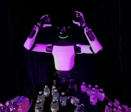 Робот Tesla Optimus рухнул и жестом выдал им управлял VR оператор а не ИИ На выходных Tesla показала в Майами автономного робота Optimus На площадке он раздавал воду позировал и даже танцевал Но одно видео разлетелось по соцсетям особенно быстро На кадрах робот теряет хватку роняет несколько бутылок начинает заваливаться назад и внезапно вскидывает руки к лицу