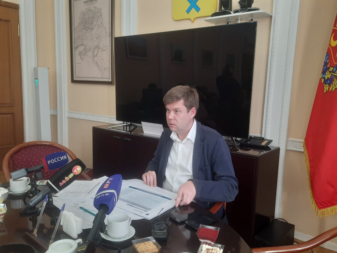 Астролог рассказала про нового главу Оренбурга Юмадилова Астролог Аэлита Горская составила гороскоп для Альберта Юмадилова Сегодня 24 декабря депутаты горсовета выберут нового мэра Как рассказала ЕАН астролог Юмадилов заинтересован в красоте и чистоте для города Это человек эмоциональный чувствительный может вспыхивать и иногда даже совершать необдуманные поступки Но обычно он очень неторопливый и продуманный рассказала она Но вероятнее всего этот человек не хочет принимать решения самостоятельно Ему нужен кто то кто бы принял решение а он его транслировал тогда все будет правильно Есть такие политики например Борис Ельцин у него это было ярко выражено безбашенный новатор самостоятельный и несколько неадекватный Она также полагает что при нем внимание будет уделяться развитию медицины культурным и образовательным объектам Но есть нюанс что может появиться большая дырка в бюджете города Читайте в материале на нашем сайте Подпишитесь на канал ЕАН Оренбург