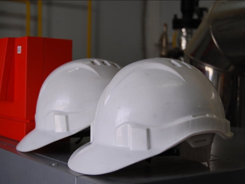 В Вологодской области весной 2026 года начнётся строительство завода по производству печатных плат в особой экономической зоне Об этом на оперативном совещании сообщил председатель правительства Александр Мордвинов Проект усилит позиции региона в высоких технологиях и поддержит импортозамещение в микроэлектронике что особенно важно для Северо Запада с его промышленными и арктическими нуждами По прогнозам аналитиков в 2026 году объём промышленного производства в области достигнет 1 557 трлн рублей а инвестиции в основной капитал 225 млрд рублей Сейчас реализуется 512 инвестиционных инициатив