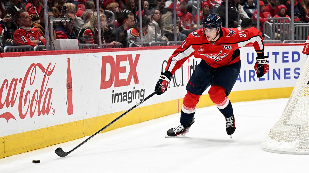 Вашингтон по буллитам уступил Нью Джерси у Алексея Протаса рекордный айс тайм в карьере Вашингтон дома уступил Нью Джерси 2 3 ПБ в регулярном чемпионате НХЛ Белорусский нападающий Вашингтона Алексей Протас провел на льду дольше среди всех форвардов своей команды 22 03 29 смен Это рекордный для Алексея айс тайм в матчах НХЛ Прежнее достижение равнялось 21 52 9 февраля 2025 года в поединке с Ютой 4 5 ПБ Отличиться результативными баллами в матче с Нью Джерси Протасу не удалось В 18 матчах нынешнего сезона на счету Алексея Протаса 10 5 5 очков 4 минуты штрафа и показатель полезности 6   hockeyby