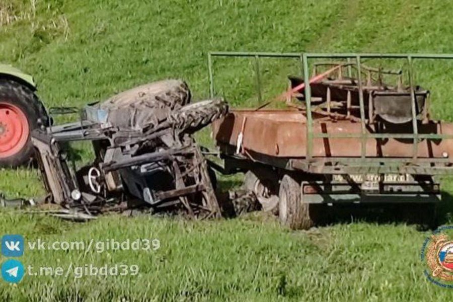 Гостехнадзор о смертельном ДТП под Озёрском: трактор был неисправен В Озёрском районе в результате опрокидывания трактора, принадлежащего ООО «Калининградская мясная компания», погиб пешеход. О том, что ДТП произошло в воскресенье, 4 мая, в понедельник утром сообщила пресс-служба УГИБДД по Калининградской области. В тот же день замруководителя службы Гостехнадзора по Калининградской области Владимир Войцехович заявил на своей персональной странице «ВКонтакте», что опрокинувшийся на пешехода трактор был неисправен, и технический осмотр им пройден не был. Более того, в одноместной кабине трактора в момент аварии находились два человека.