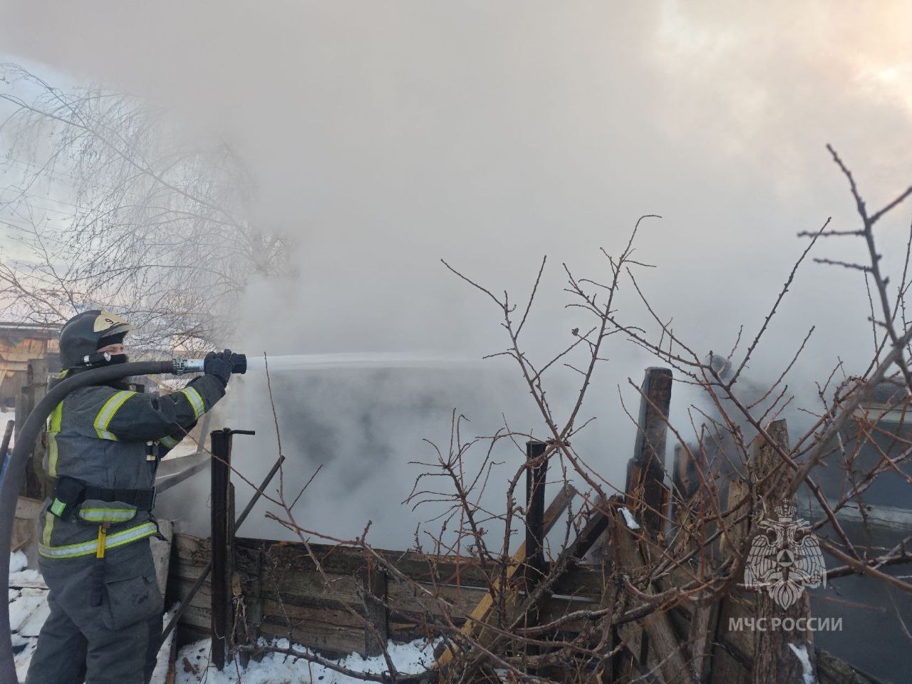 Оперативные итоги суток Потушено 8 пожаров погиб 1 человек В Емельяновском муниципальном округе сгорела кровля хозпостройки В Красноярске погибла женщина mchskrsk Подписывайся на МЧС России в MAX ВК