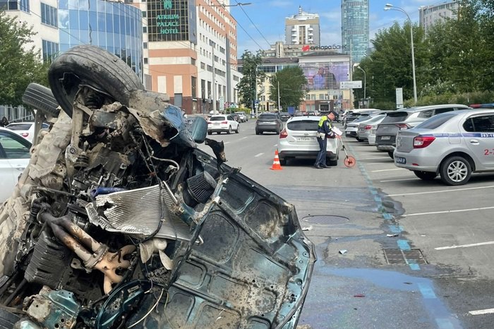 В центре Екатеринбурга произошло массовое ДТП с опрокидыванием иномарки Сегодня утром, 27 июня, в Екатеринбурге на Белинского водитель Hyundai влетел в попутную Honda, та от удара перевернулась и упала на припаркованную Kia. Далее первая иномарка отлетела в движущийся Ford. Об этом сообщили в Госавтоинспекции Екатеринбурга. — В результате происшествия водитель Honda доставлен в Центральную городскую больницу №36 для оказания необходимой медицинской помощи, — уточнили в ГАИ. После столкновения Honda влетела в бордюр и подлетела. На месте аварии работают инспекторы ДПС, организована проверка по этому поводу. Движение возле пересечения Белинского и Куйбышева на данный момент ограничено.
