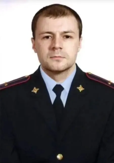 Погиб второй сотрудник ДПС Сегодня в больнице не стало второго инспектора ДПС пострадавшего при исполнении Врачи боролись до последнего но травмы оказались слишком тяжёлыми Напомним что 26 марта патрульный экипаж бросился в погоню за мотоциклистом который проигнорировал требование остановиться Преследование закончилось страшным ДТП один полицейский погиб на месте второго в критическом состоянии увезли в реанимацию Погибший 34 летний лейтенант Пётр Сергеев инспектор ДПС из Надеждинского района Дома его ждал маленький сын 2023 года рождения Мальчика Пётр растил один Семьям погибших сотрудников будет оказана вся необходимая материальная и морально психологическая помощь Источник Полиция Приморья Подписаться на Telegram  Подписаться в MAX  Читайте нас на сайте