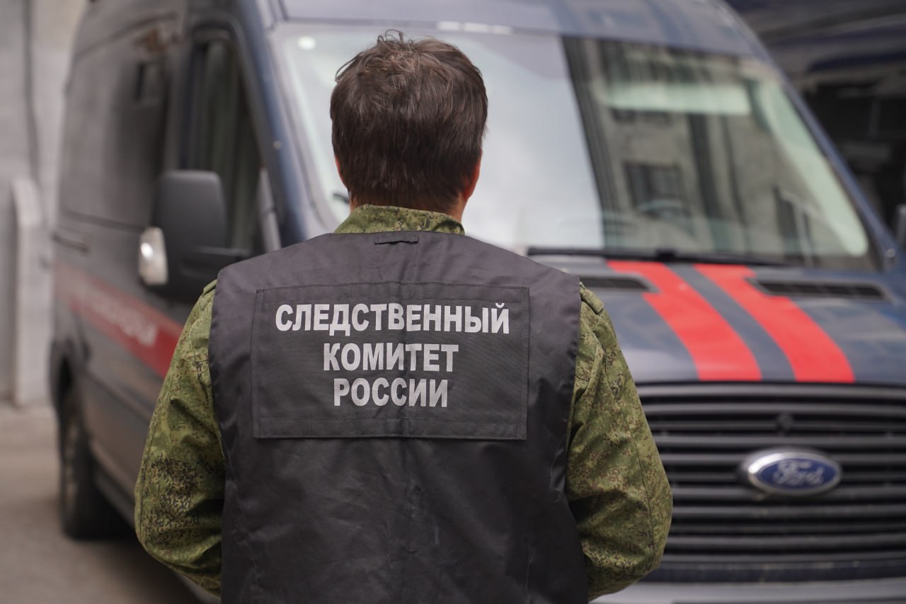 ‼ В Оренбурге на проезжающие авто упали фонарный столб и троллейбусная сеть   В Оренбурге вечером 23 июля 2025 года на Терешковой упала опора освещения вместе с контактной троллейбусной сетью. Конструкции рухнули прямо на проезжающие мимо автомобили.   Следственный комитет организовал процессуальную проверку. Следователи изучают обстоятельства случившегося, возможные нарушения при монтаже или эксплуатации опоры, а также влияние погодных условий.  В рамках доследственной проверки будет дана правовая оценка действиям ответственных лиц. Если подтвердится халатность или нарушение норм безопасности, не исключено возбуждение уголовного дела.