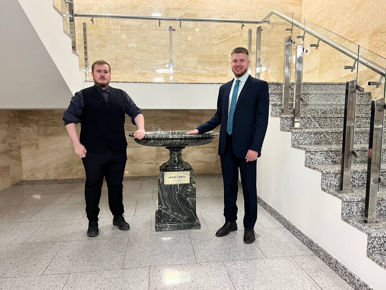 Академисты Красноярска приняли участие в работе Алтайского молодежного парламента Представители Красноярского отделения Братства Академистов нанесли визит своим алтайским коллегам в Барнауле. Основной целью было заседание Молодежного парламента Алтайского края в Законодательном собрании региона. Академисты приняли в нем участие в составе контактной группы от Молодежного парламента Красноярского края. Ребята не упустили возможности и познакомиться друг с другом, пообщаться на насущные темы, обсудить совместные планы по развитию общей среды консервативной молодежи в Сибири, а также договориться об ответном визите Алтайской делегации в Красноярск. Ожидается развитие совместных проектов и наращивание контакта между двумя регионами.