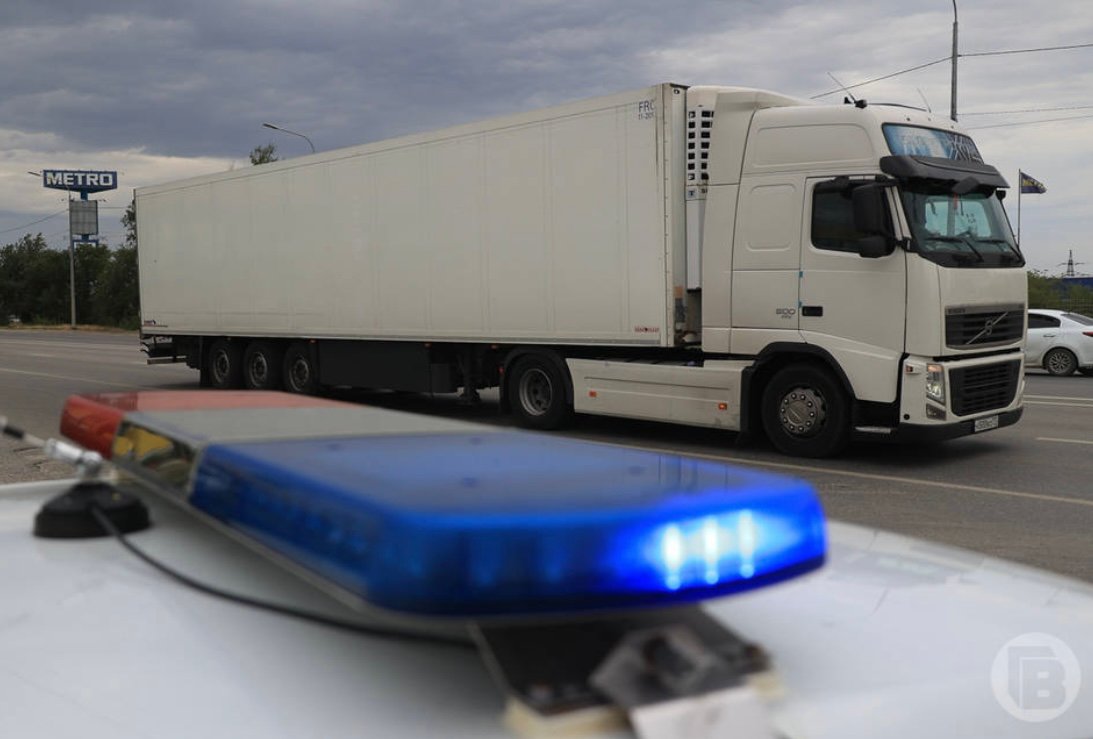 В Волгоградской области ограничили движение фур Движение большегрузов ограничено на региональных и межмуниципальных дорогах. В Волгоградской области ввели ограничения на движение фур по региональным и межмуниципальным дорогам. Водителям рекомендуют скорректировать свои маршруты, чтобы избежать нарушений. Напомним, что летом в регионе действует запрет на проезд большегрузов. С 20 мая по 31 августа с 10:00 до 22:00 крупногабаритным машинам нельзя ездить, если температура воздуха выше 32°С. Также с 26 мая по 31 августа с 5:00 до 23:00 в Волгограде нельзя будет проехать большегрузам. Эти меры помогают сохранить дороги от повреждений в жару и повысить безопасность на трассах.