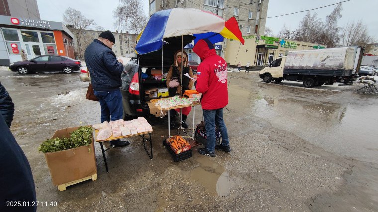 В Ульяновске продолжается борьба с нелегальной торговлей  На стихийном месте торговли напротив дома №60 по улице Рябикова накануне прошёл совместный рейд сотрудников полиции, городской и районной администраций  В результате на лиц, без законных оснований реализующих товары сомнительного качества, составлено четыре протокола за незаконное предпринимательство, а также за размещение торговых объектов вне специализированных мест  По информации управления административно-технического контроля, нарушителям Кодекса об административных правонарушениях грозят штрафы до трёх тысяч рублей за каждый протокол