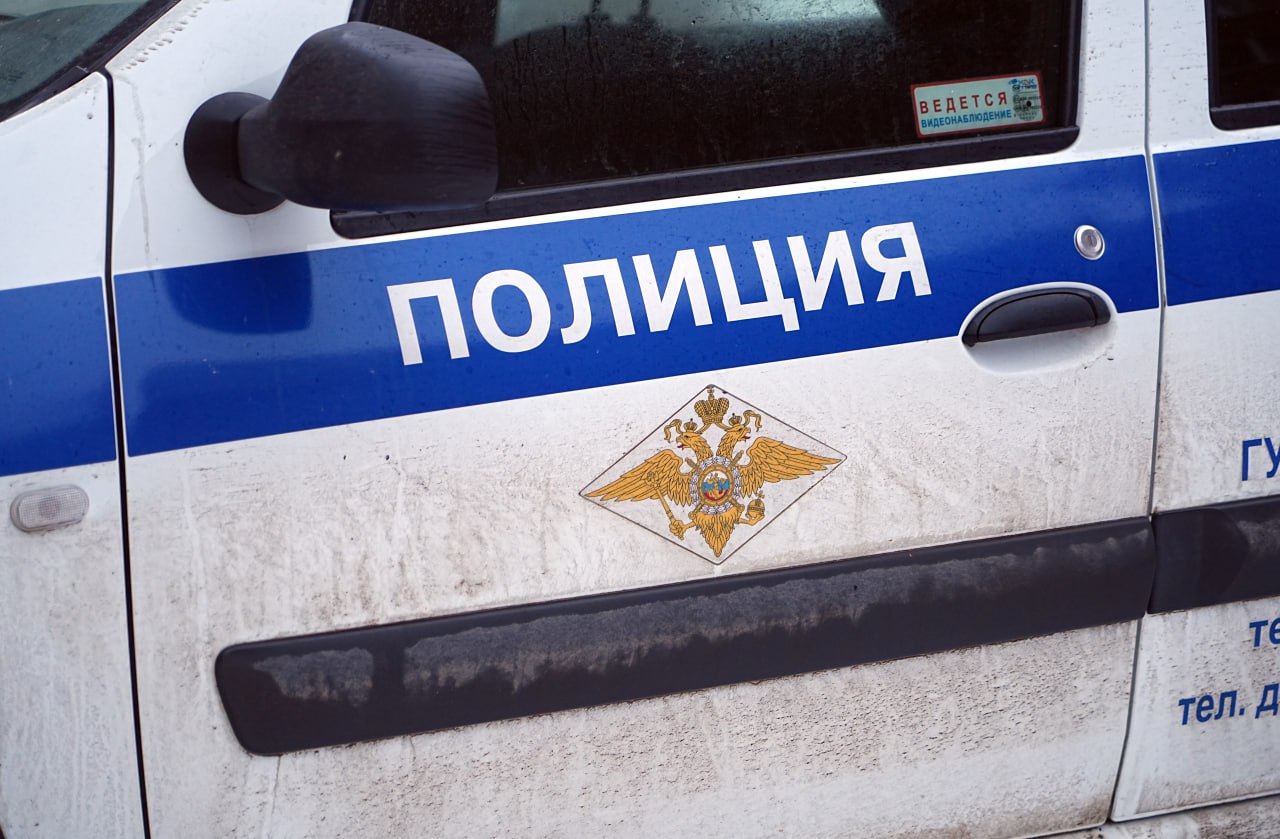 Трём девочкам пришлось прятаться в курятнике от пьяного мигранта, который их домогался Страшная история приключилась с школьницами из деревни Вартемяги Всеволожского района Ленобласти. Накануне днём две девятилетние девочки и их 12-летняя подружка возвращались с пикника, который они проводили у озера. Недалеко от водоёма выпивали двое мужчин, один из них увязался за детьми. По информации источника , мужчина стал предлагать школьницам жвачки. После отказа он начал трогать детей — девочки убежали и спрятались в курятнике возле дома одной из них. Сидели они там недолго — вышли, рассказали всё родителям, те выбежали на улицу и попытались поймать преследователя. В итоге его по горячим следам задержала полиция. Задержанным оказался 38-летний иностранец из ближнего зарубежья. Решается вопрос о возбуждении уголовного дела. ИЗВЕСТИЯ/Павел Волков Подписаться Прислать новость