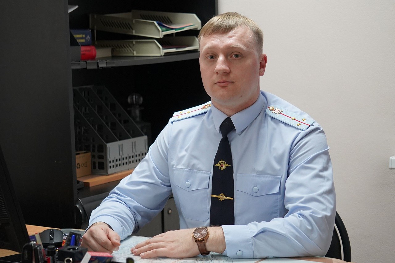 Участковый уполномоченный полиции из Югры спас человека оказав доврачебную реанимационную помощь  В Ханты Мансийском автономном округе Югре утром 10 декабря в дежурную часть ОМВД России по городу Мегиону поступило сообщение от местного жителя о том что его 34 летний сын один проживающий в квартире не выходит на связь не отвечает на телефонные звонки и не открывает входную дверь Выяснилось что утром молодой человек не вышел на работу коллеги не смогли до него дозвониться и сообщили об этом отцу По указанному адресу незамедлительно выехал участковый уполномоченный полиции старший лейтенант полиции Сергей Ялышев На месте он застал сотрудников МЧС и родителей мужчины Со слов матери накануне вечером она навещала сына который был болен но его состояние не вызывало опасений он шёл на поправку Попытки открыть дверь дубликатом ключей оказались безуспешными так как квартира была заперта изнутри Руководствуясь Федеральным законом О полиции для установления обстоятельств случившегося Сергей Ялышев принял решение вскрыть помещение В его присутствии спасатели открыли входную дверь Хозяин квартиры был обнаружен на диване в спальной комнате он находился без сознания Внешние признаки указывали на асфиксию дыхание отсутствовало сердцебиение не прослушивалось кожа имела синюшный оттенок Сергей Ялышев принял решение незамедлительно приступить к оказанию доврачебной помощи Он перевернул пострадавшего набок приоткрыл челюсть и обнаружил смещение языка перекрывшего дыхательные пути После устранения препятствия мужчина как будто начал дышать но потом все прекратились До прибытия скорой помощи полицейский проводил комплекс сердечно лёгочной реанимации чтобы восстановить дыхательную функцию и сердцебиение пострадавшего К моменту приезда медиков дыхание у мужчины восстановилось дальнейшую помощь ему оказали специалисты Он был доставлен в реанимационное отделение городской больницы В настоящее время переведен в общую палату его жизни ничего не угрожает  Старший лейтенант полиции Ялышев признаётся что ранее ему не приходилось применять навыки доврачебной помощи в служебных ситуациях Не растеряться действовать чётко и справиться с критической ситуацией ему помогли знания полученные и отработанные на курсах повышения квалификации для полицейских Родители спасённого гражданина выразили искреннюю благодарность участковому подчеркнув его высокий профессионализм оперативность и неравнодушие