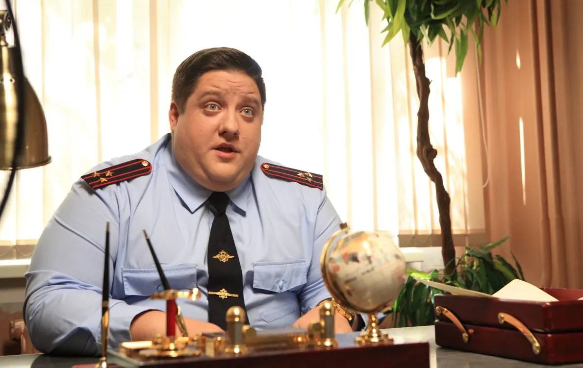 Умер актёр Роман Попов сыгравший Мухича в сериале Полицейский с Рублёвки Ему было 40 лет Последние годы артист боролся с онкологическим заболеванием   Подпишись Поделись новостями