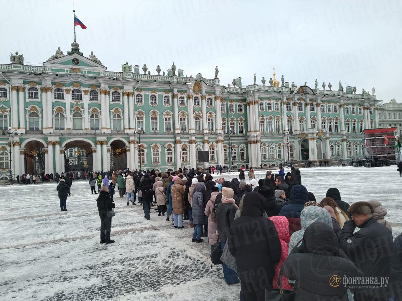 К слову о новогоднем досуге, очередь в Эрмитаж растянулась чуть ли не до Александровской колонны. Чтобы люди могли купить билеты в кассах, их запускают группами по 40 человек.  Избежать очереди можно, купив электронный билет, но, судя по сайту музея, их разобрали вплоть до 7 января. Ранее Главный музейный комплекс сообщал, что все выходные планирует размещать билеты на сайте постепенно и небольшими партиями для защиты от спекулянтов.  «По громкой связи говорят: „идите лучше в Главный штаб“», — передает читатель «Фонтанки» Илья.