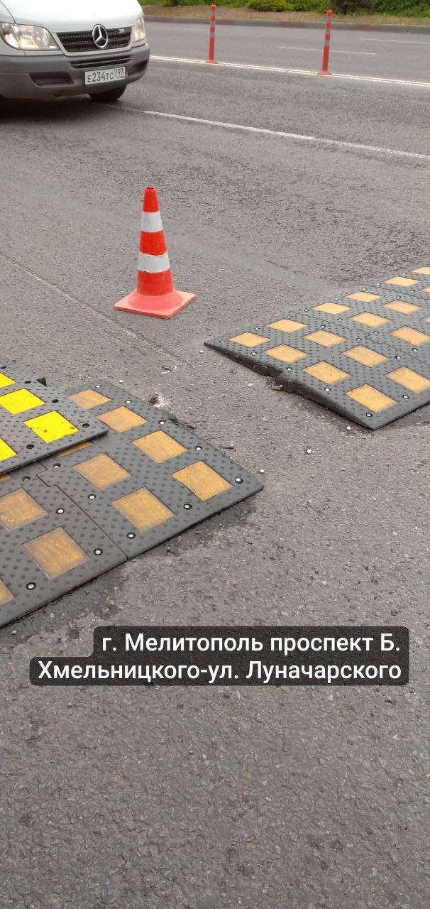 Новые «лежачие полицейские», сигнальные столбики и пешеходные ограждения установлены в Мелитополе, Приморске и Каменке-Днепровской. Для повышения безопасности, улучшения видимости и предотвращения заездов на тротуары специалисты ГУП "УАЗО" установили «лежачих полицейских», сигнальные столбики и ограждения. Мелитополь: ⏺«лежачий полицейский» на ул. Ломоносова, 335/2; ⏺заменены поврежденные части «лежачего полицейского» на перекрестке пр. Б. Хмельницкого и ул. Луначарского; ⏺установлены сигнальные столбики на ул. Ломоносова, 335/2 и бульваре 30 лет Победы, 24. Приморск: ⏺установлены новые "лежачие полицейские"на улицах Центральная и Калиновая. Каменка-Днепровская: ⏺установлены новые пешеходные ограждения возле школы №2 на перекрестке улиц Гоголя и Мичурина. Будьте внимательны на дорогах и соблюдайте ПДД! ЗАПОРОЖСКИЙ ТЕЛЕГРАФ