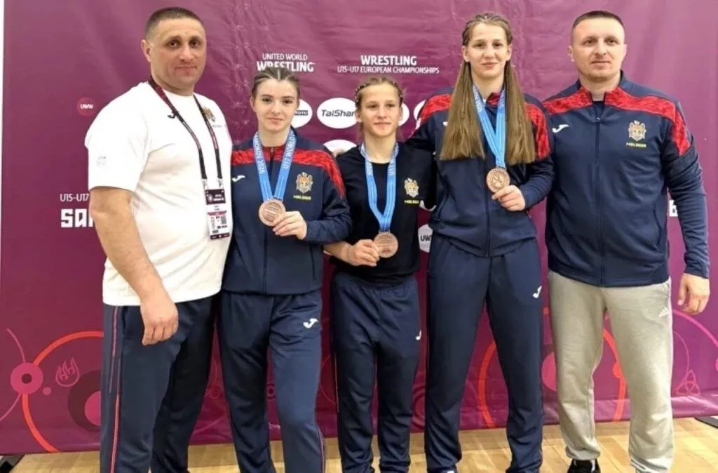 Три молдавские спортсменки стали обладательницами медалей на чемпионате Европы по борьбе который проходит в Болгарии Сборная Республики Молдова по женской борьбе продемонстрировала отличные результаты завоевав три бронзовые медали на турнире U 17 в городе Самоков сообщает Noi md Первой медалью отличилась 15 летняя Русалина Адриана Портару которая одержала победу над гречанкой Айкатерини Катифори в малом финале весовой категории до 43 кг с результатом 5 4 завоевав бронзовую награду На следующей неделе Русалина представит Молдову на чемпионате Европы по борьбе U 15 который также пройдет в Самокове Вторую бронзовую медаль получила Михаэла Бикош которая в финале весовой категории до 49 кг обыграла Анастасию Бялуху из Беларуси со счетом 4 2 Третью награду завоевала Маргарета Лисица одержавшая победу над венгеркой Шоней Вереш в матче за бронзовую медаль с результатом 6 0 Все три спортсменки тренируются под руководством Петра и Андрея Киперь в Республиканском лицее спортивного профиля На данный момент Республика Молдова завоевала пять бронзовых медалей на чемпионате Европы по борьбе U 17 из которых две в греко римской борьбе и три в женских соревнованиях MIR24MOLDOVA Подпишись