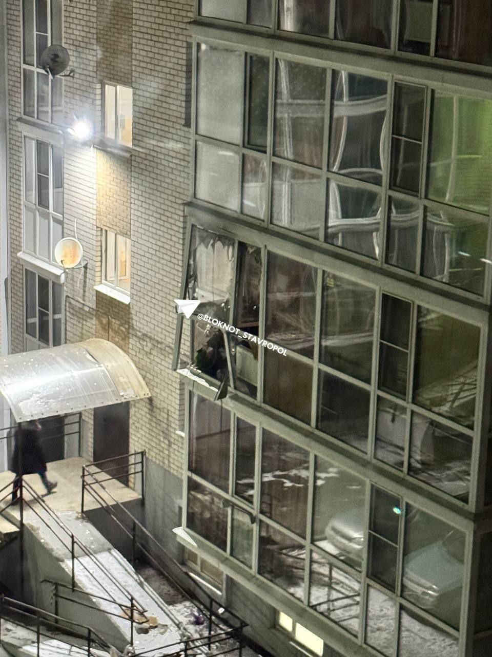 Громкий хлопок в жилом доме на улице Полеводческой перепугал ставропольцев сегодня вечером В администрации рассказали что в ЖК Радуга взорвался газовый баллончик объëмом в 300 мл из за нарушений правил эксплуатации В квартире выбито балконное остекление повреждены входная дверь и натяжной потолок Пострадавших нет сообщили в городской администрации Телеграм typical stv