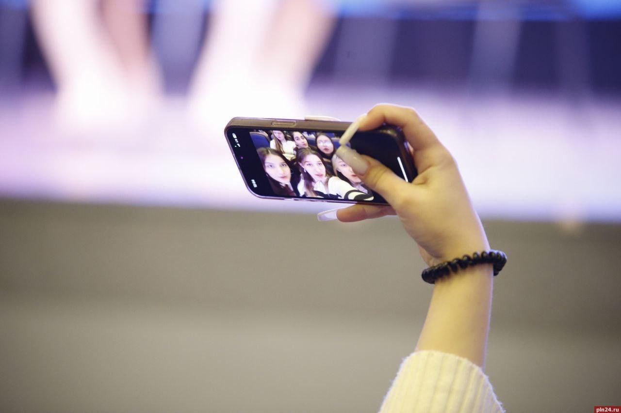 Как псковичи провели новогодние каникулы фильмы книги и музыка По данным аналитиков холдинга ON Медиа экосистема МТС жители Псковской области в праздничные дни с 31 декабря по 11 января отдавали предпочтение лёгкому и атмосферному контенту Кино и сериалы Лидеры среди российских проектов Алиса в Стране Чудес Шальная императрица Жека Рассел Среди зарубежных классика Один дома Дракула Долгая прогулка В эфире чаще всего смотрели Первый канал Россия 1 и ТНТ Книги Читали в основном фэнтези и современную прозу Академия трёх миров Марго Генер Ониксовый шторм Ребекка Яррос Жили были старик со старухой Елена Катишонок Музыка В тренде танцевальные хиты поп и рэп Uma2rman Звёзды Betsy Ded M Под Новый год Sasha Komovich Расскажи Снегурочка