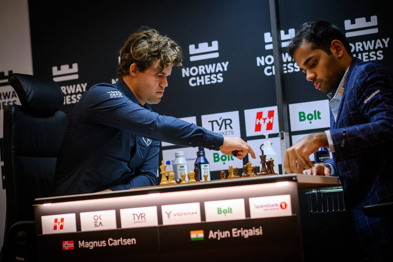 Магнус Карлсен лидирует после четырех туров в Norway Chess В Ставангере продолжается круговой турнир с участием лучших гроссмейстеров мира. Вчера лишь одна партия в "основное время" завершилась победой одной из сторон – Магнус Карлсен сумел переиграть Арджуна Эригайси. Благодаря этому Карлсен набрал три зачетных очка и обошел Фабиано Каруану, который имел перспективную позицию в партии против чемпиона мира Доммараджу Гукеша, но не сумел добиться победы. Вничью сыграла и пара Накамура – Вэй И, причем как в классику, так и в армагеддоне – китайский шахматист играл черными и получил дополнительные пол-очка. Армагеддон между Гукешем и Каруаной завершился в пользу действующего чемпиона мира. Сегодня участники отдыхают – следующий тур будет сыгран в субботу. Пока лидирует Магнус Карлсен, на очко отстает Фабиано Каруана, еще на полтора очка – Хикару Накамура. Фотограф: Michal Walusza #новости #турнир