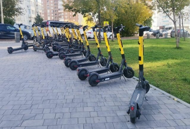 Красноярцев приглашают принять участие в публичных слушаниях по изменениям в Правила благоустройства территории Красноярска Документ планируют дополнить разделом, которой регламентирует правила для СИМ, в том числе и электросамокатов. Также планируется внести пункты, которые запретят создавать препятствия для вывоза твердых коммунальных отходов. Слушания будут проходить до 27 августа. В очной форме ознакомиться с проектом можно будет по адресу ул. Парижской Коммуны, 25, 1 этаж. Посещение экспозиции возможно в период до 14.08 в будние дни с 10:00 до 13:00 и с 14:00 до 17:00. В это время сотрудники администрации города будут давать консультации и пояснения по проекту, ответят на все вопросы. Предложения и замечания, касающиеся проекта будут приниматься до 14.08.2025 Итогом публичных слушаний должен стать доработанный проект решения «О внесении изменений в решение Красноярского городского Совета депутатов от 25.06.2013 №В-378 «Об утверждении Правил благоустройства территории города Красноярска». Он будет вынесен на утверждение Городского Совета Красноярска. __________ Оставить обращение