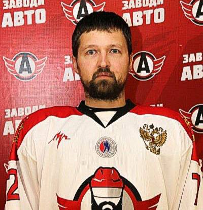 Хоккеист умер во время матча в Екатеринбурге Игрок хоккейной команды Автопапы Александр Красовский скончался во время матча с командой Уральские Волки По словам его друга за 5 минут до окончания игры у хоккеиста остановилось сердце пишет Е1 Ему было 39 лет Как сообщают близкие 7 лет назад Александр перенес инфаркт У него остались жена и двое детей Приносим соболезнования родным и близким Александра Подписаться Прислать новость